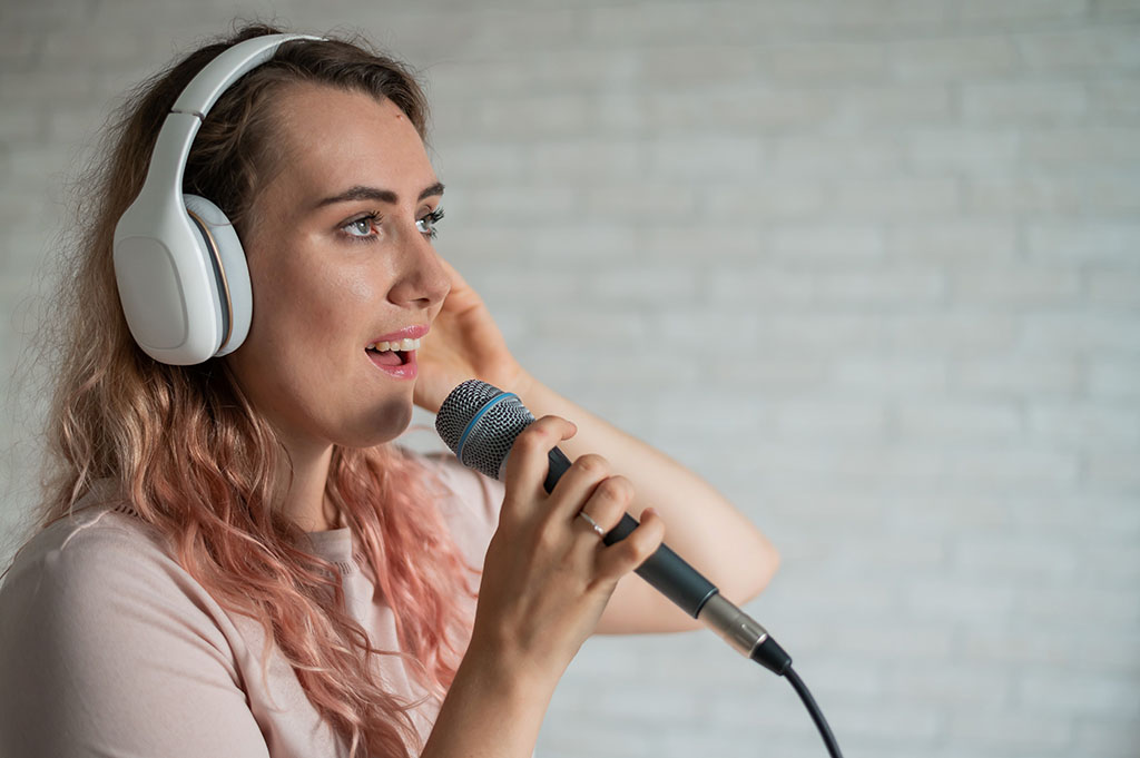 Nikki Warrington teaches student as a Singing Teacher in Huddersfield