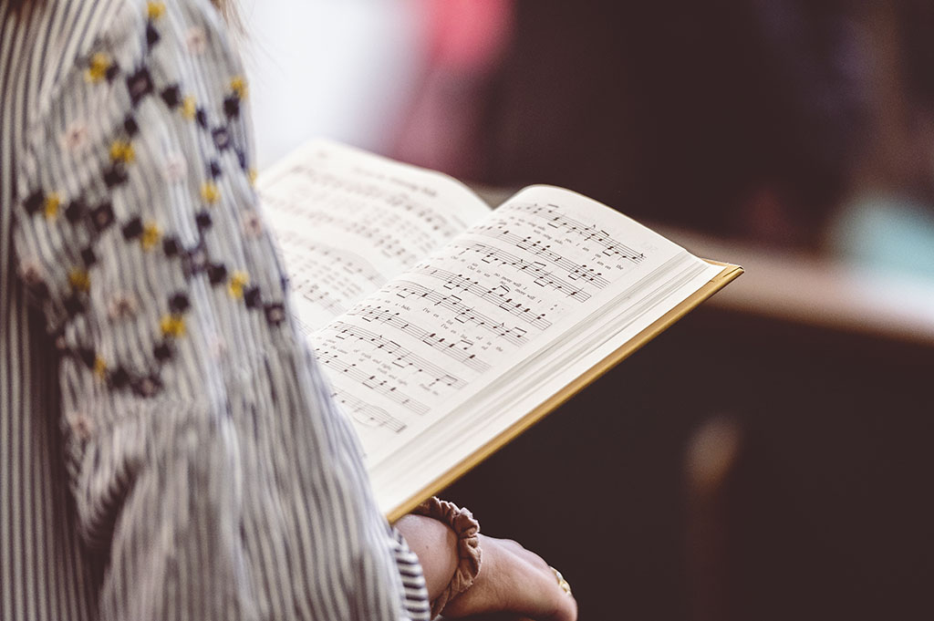 Vocal Coach in Huddersfield Nikki Warrington reading music notes